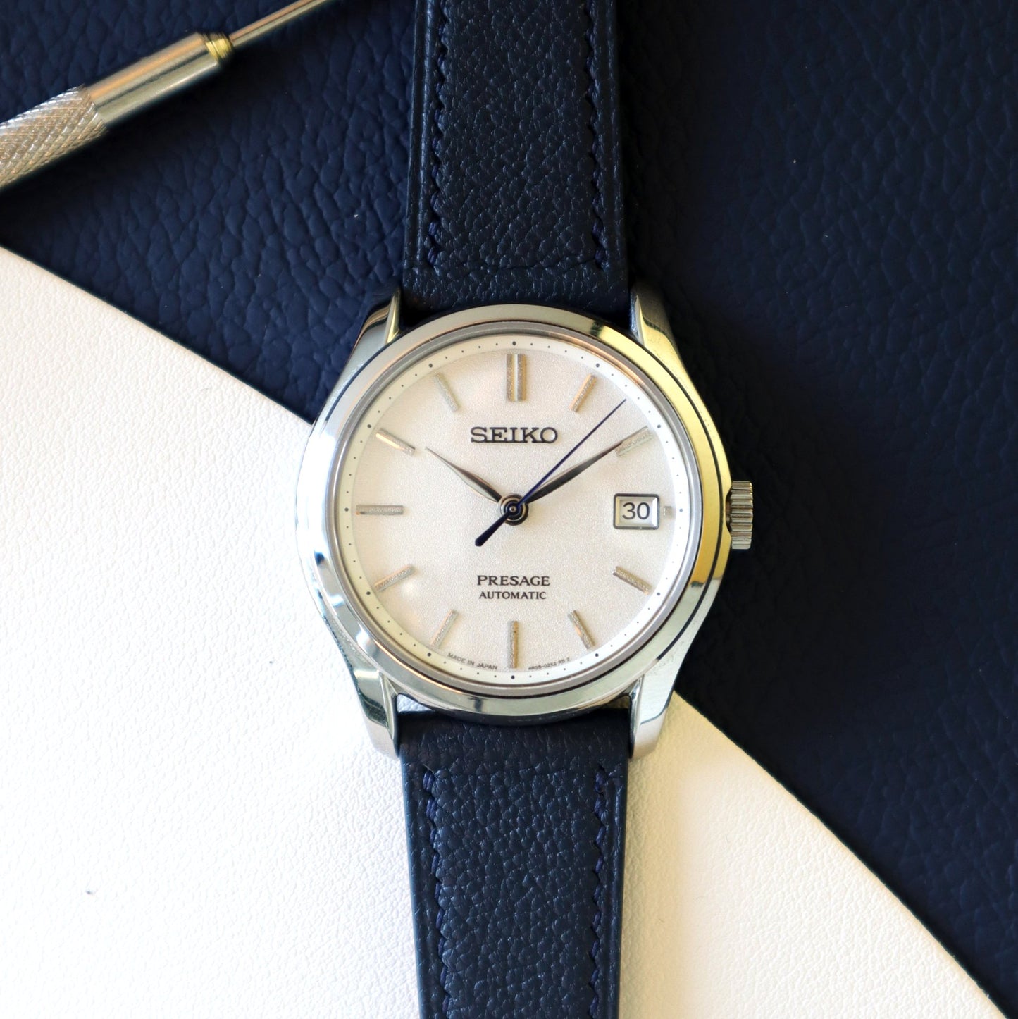 Navy Blue Chèvre Lean Strap