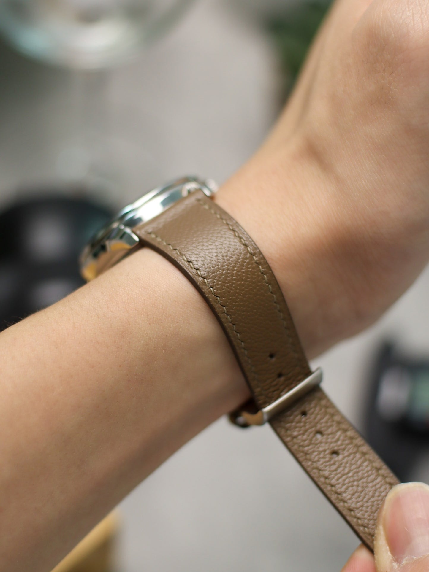 Taupe Chèvre Lean Strap