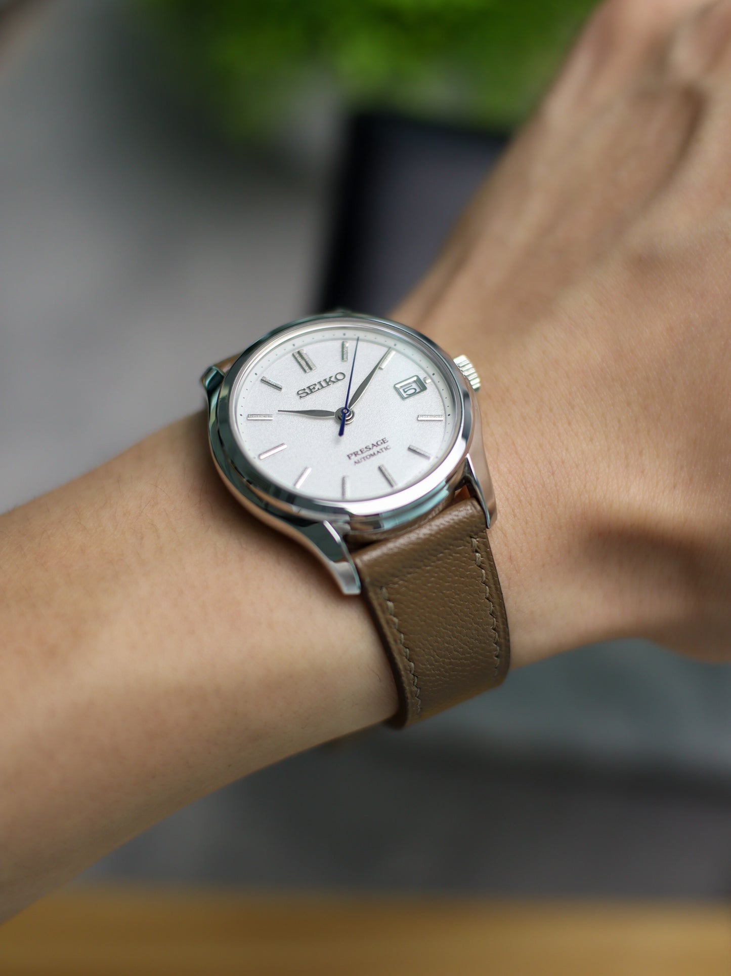 Taupe Chèvre Lean Strap