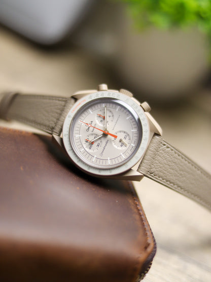 Light Clay Grey Chèvre Lean Strap